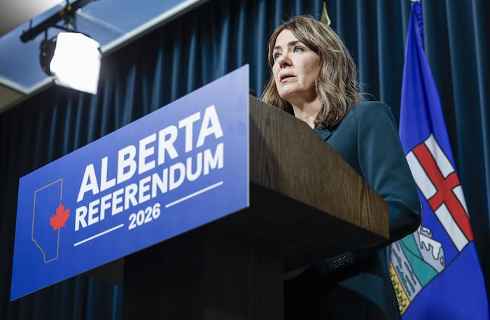 Une responsable politique prend la parole lors d'une conférence de presse.