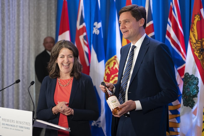 Le premier ministre de la Colombie-Britannique, David Eby, a offert une bouteille d’un vignoble de l’Okanagan à son homologue albertaine, Danielle Smith, lors du Conseil de la fédération, à Halifax, le mardi 16 juillet 2024. 

