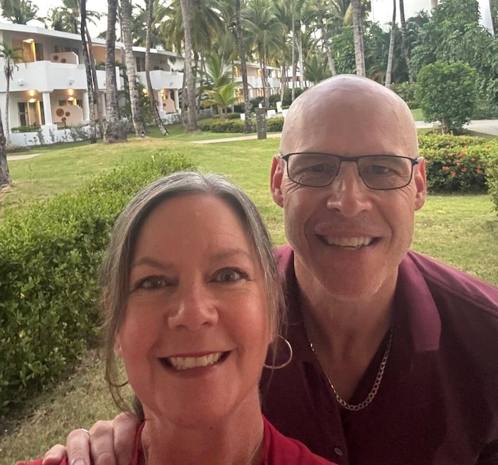 David Bennett et Jane Wilcox sourient à la caméra.