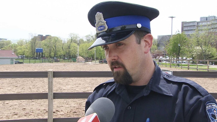 Le policier David Gallivan aux écuries où sont hébergés les chevaux de la police d'Halifax.