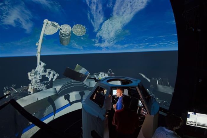 Au centre spatial Johnson de la NASA, David Saint-Jacques s'exerce à saisir des engins spatiaux en vol libre dans le simulateur du poste de travail de robotique qui se trouve dans la coupole de la Station spatiale internationale. 