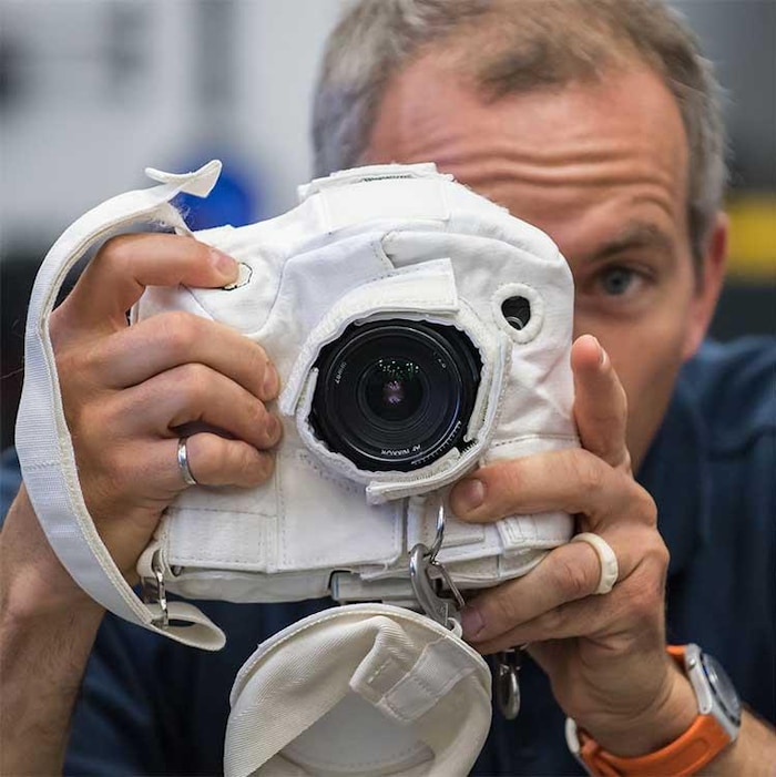 David Saint-Jacques a appris comment utiliser un appareil photo pendant une sortie dans l'espace.