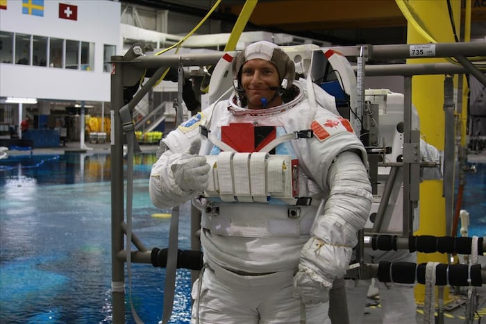 David Saint-Jacques prêt pour une formation sur les sorties dans l'espace dans le Laboratoire de flottabilité nulle de la NASA, à Houston.