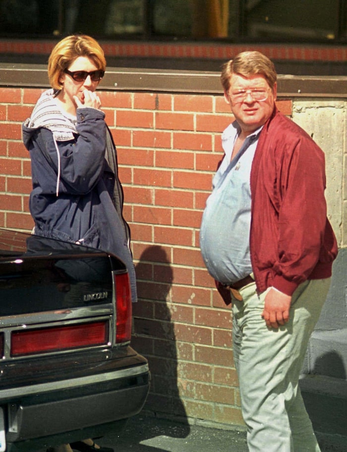 Une photo de 1997 montrant le PDG de Bre-X David Walsh à Calgary avec une des employées.