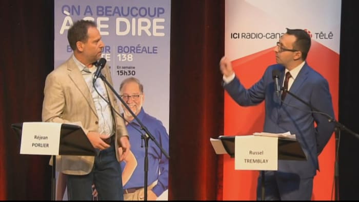 Le candidat Russel Tremblay interpelle avec la main levée son opposant Réjean Porlier lors du débat tenu au Cégep de Sept-Îles.