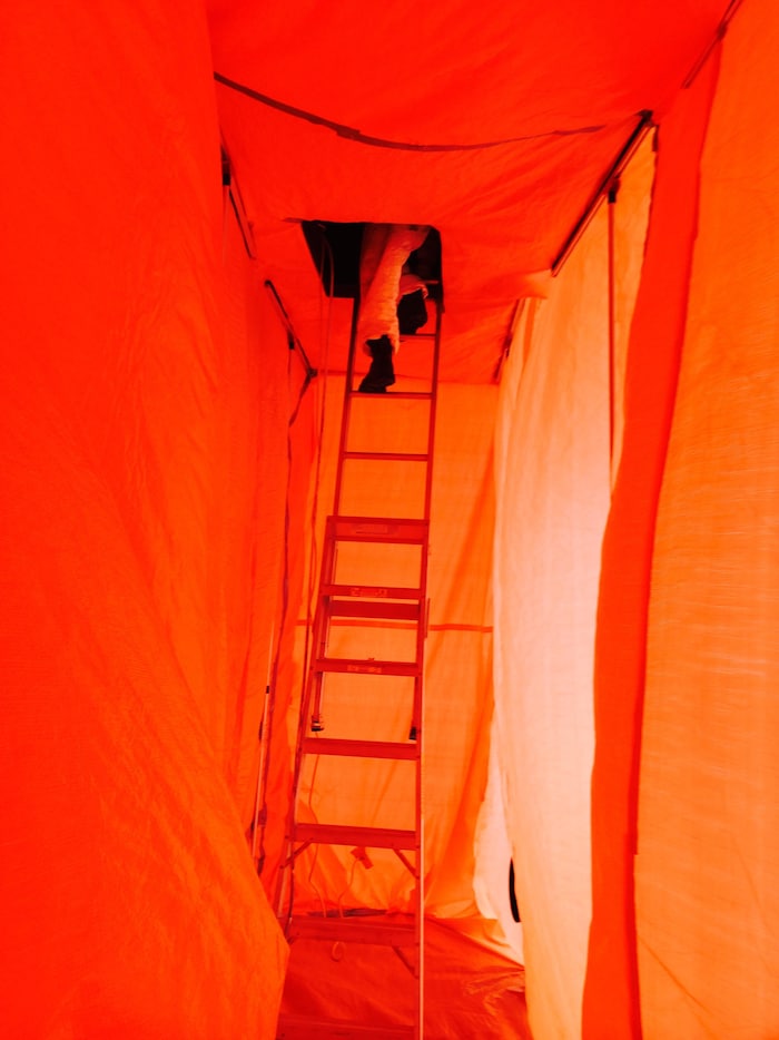 Un travailleur sur un chantier de décontamination.
