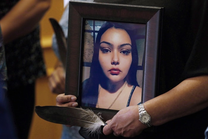 Lors d'une conférence de presse à Winnipeg, le 12 juillet 2017, demandant une réorganisation de l'enquête nationale sur les femmes et les filles autochtones disparues et assassinées, Delores Daniels tient une photo de sa fille Serena McKay, assassinée à Sagkeeng au Manitoba.