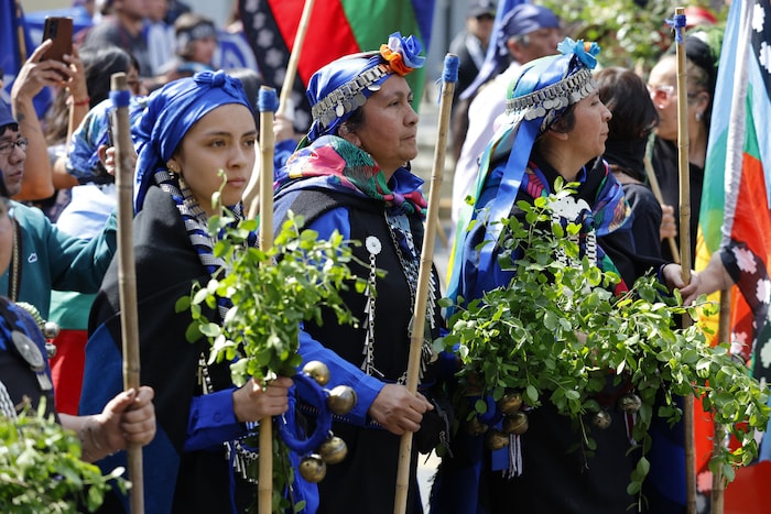 Des femmes en habits traditionnels autochtones.