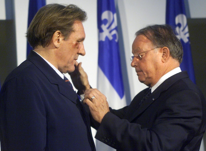 Bernard Landry remettant une médaille à Gérard Depardieu.