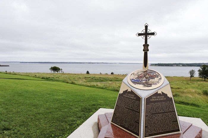 Monument rappelant la déportation des Acadiens, au parc national de Skmaqn–Port-la-Joye–Fort-Amherst, à l'Île-du-Prince-Édouard.
