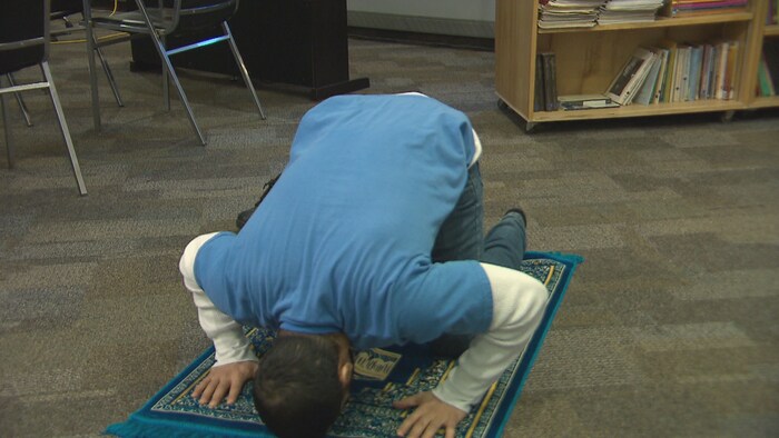 Un détenu musulman se prosterne en faisant une prière