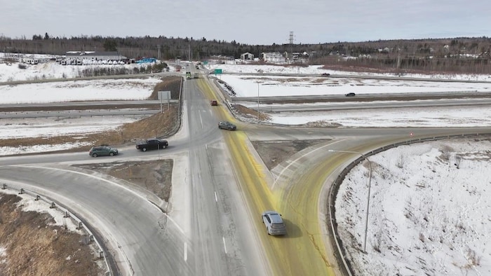 Une autoroute avec l'une des voies colorées en jaune.