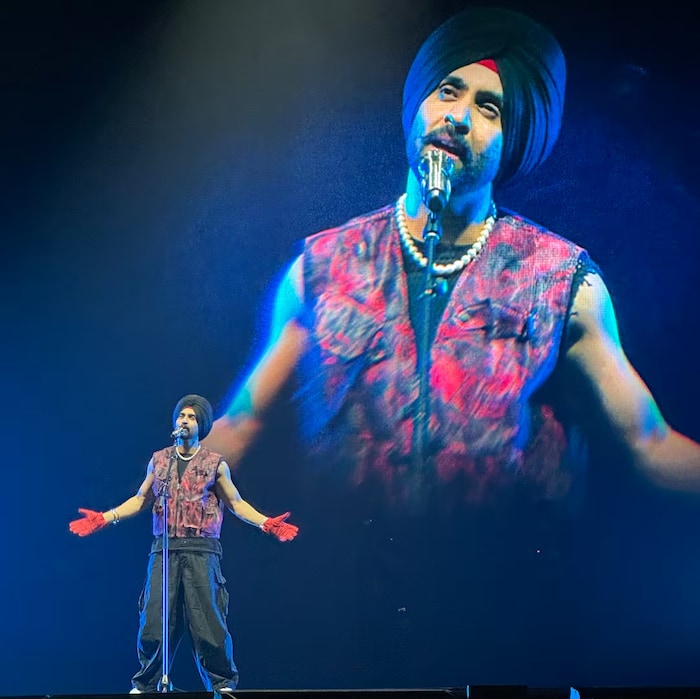 L'artiste de musique pendjabi Diljit Dosanjh, sur la scène du Scotiabank Saddledome, à Calgary, le 8 mai 2024.
