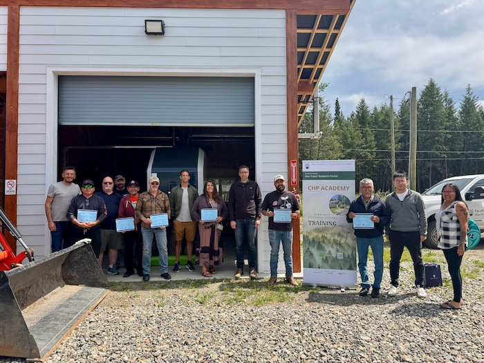 Des personnes tenant leurs diplômes obtenus à l'issue d'une formation sur la gestion forestière et la prévention des incendies de forêt.
