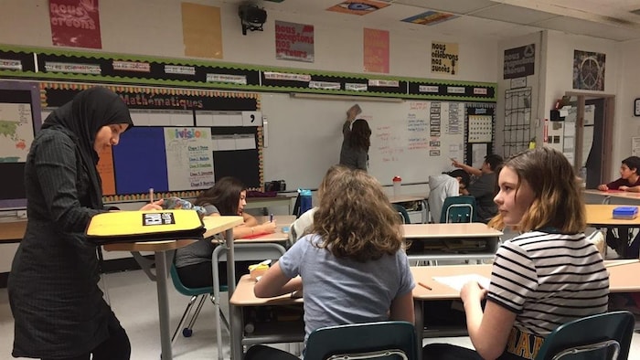Une salle de classe avec un ameublement flexible