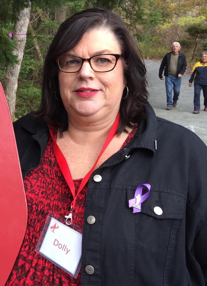 Dolly Mosher lors d'un événement en 2016 commémorant les victimes de la violence conjugale.