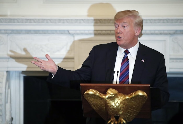 Donald Trump derrière un lutrin