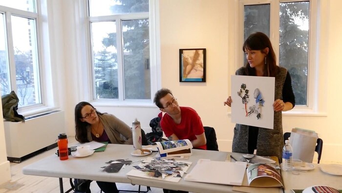 Dominique Rey présente un exemple de montage en relief. Brigitte Dorge et Eric Rae regardent l'oeuvre.
