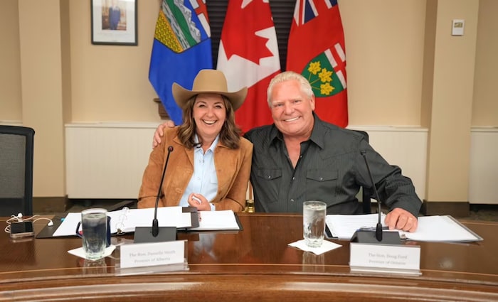 Les premiers ministres de l'Alberta, Danielle Smith, et de l'Ontario, Doug Ford, affichent un sourire devant l'objectif des caméras, le 6 juillet 2025 à Calgary.