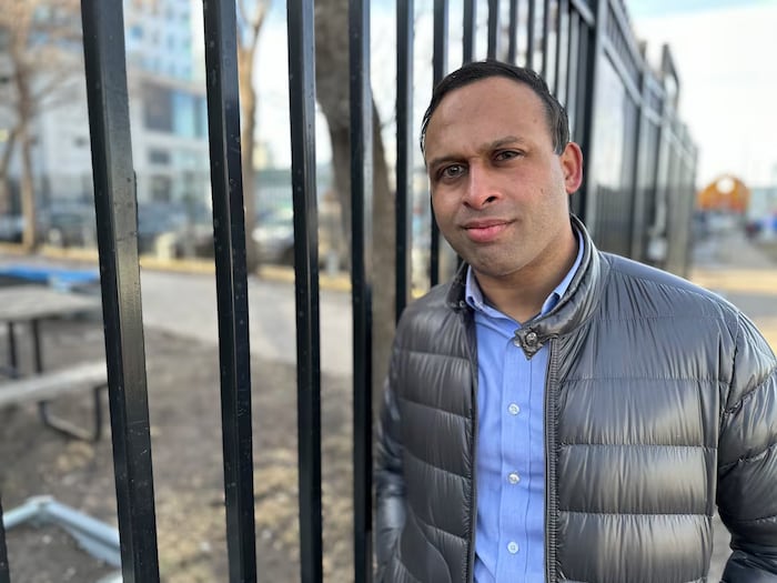 Le Dr Monty Ghosh, spécialiste en médecine des dépendances à Calgary, fixe du regard l'objectif d'une caméra.