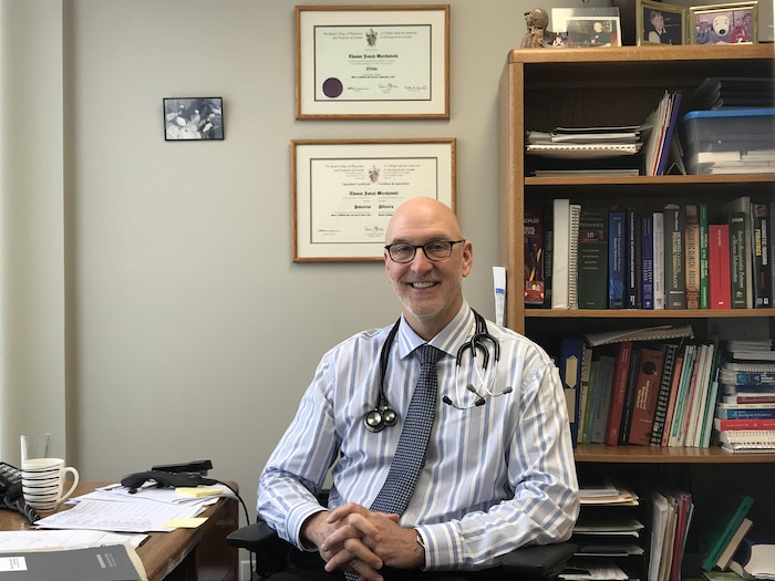 Un docteur assis dans un bureau.