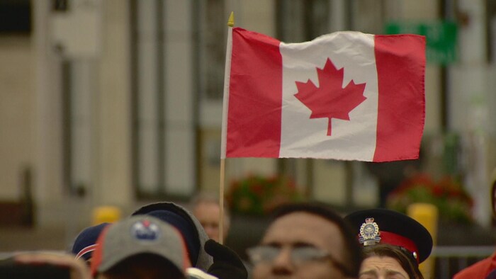 Le drapeau canadien qui flotte