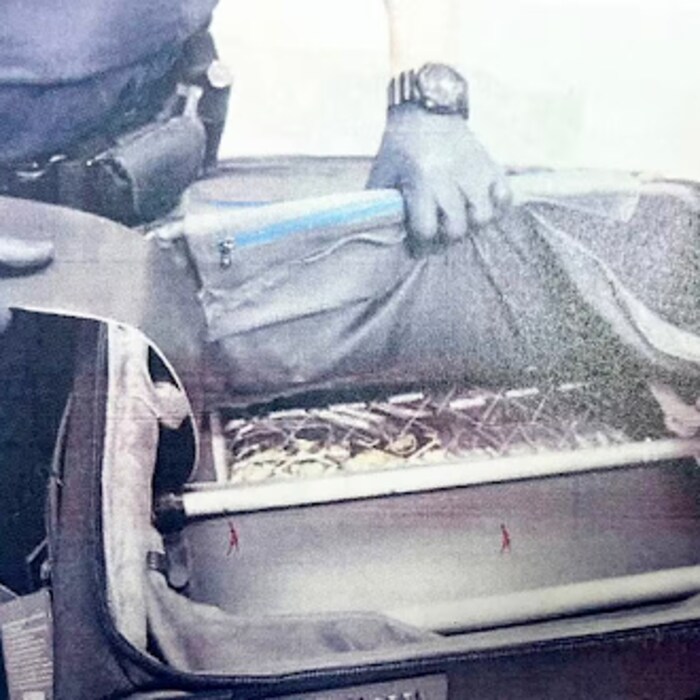 Une valise avec un double fond.