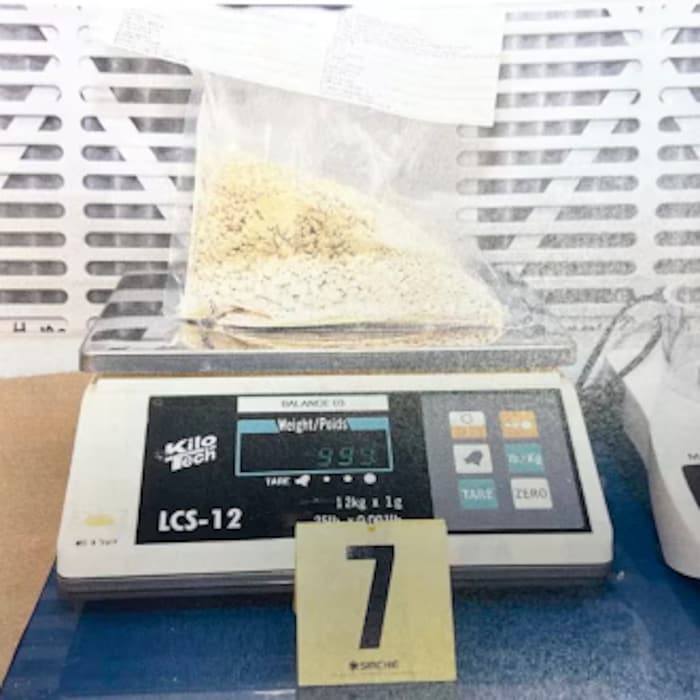 Un sac de drogue sur une balance.