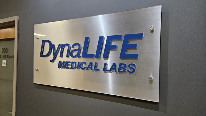 Une pancarte sur laquelle on peut lire « Dynalife Medical Labs ».