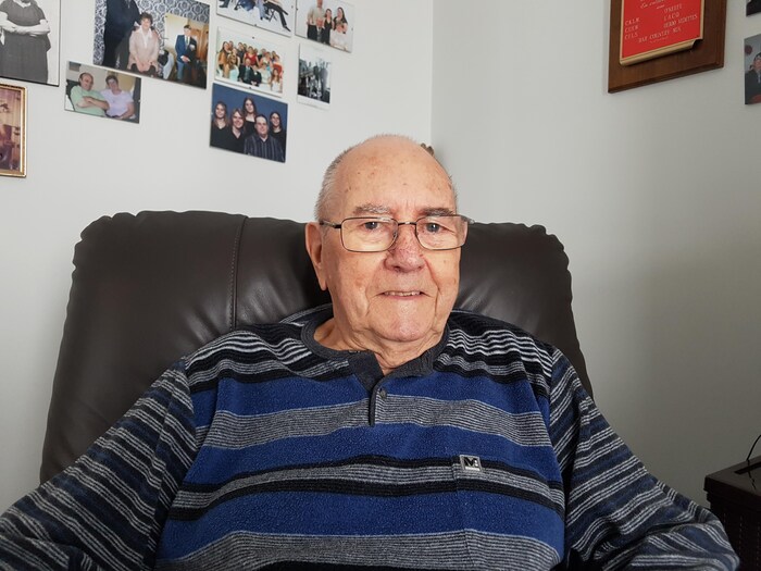 Earl Leblanc bien installé dans son fauteuil.