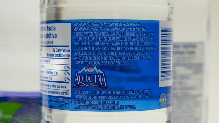 L'étiquette de l'eau de marque Aquafina.