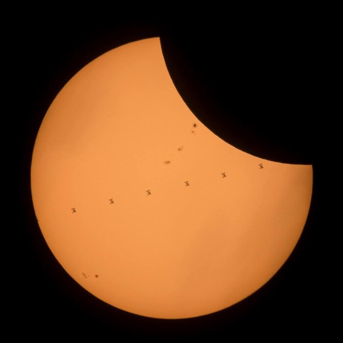 Ça se passe là haut: Observer l'éclipse de Soleil sans lunettes