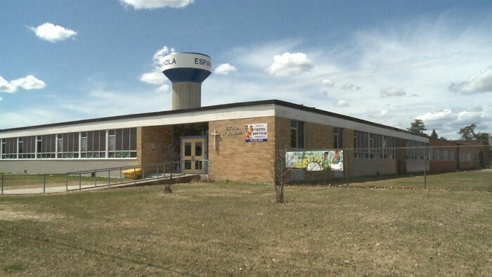L'école élémentaire Saint-Joseph à Espanola.