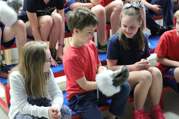 Dans le cadre de l'activité organisée en collaboration avec l'organisme J'Aime les Premiers Peuples, les jeunes de l'école primaire St. Edmunds de Beaconsfield ont appris les us et coutumes de leurs nouveaux amis de l’école Ulluriaq à Kangiqsualujjuaq au Nunavik.