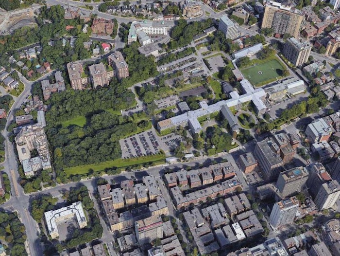 Une vue aérienne du Grand Séminaire de Montréal. Le terrain réservé pour construire une école primaire est situé dans le stationnement arrière du bâtiment.
