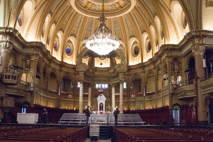 Une scène de spectacle est démontée à l'intérieur de la nef de l'église Saint-Jean-Baptiste.