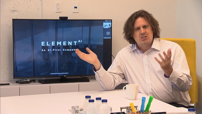 Le cofondateur d'Element AI devant un écran