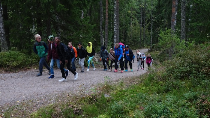 Des élèves en train de marcher dans la forêt