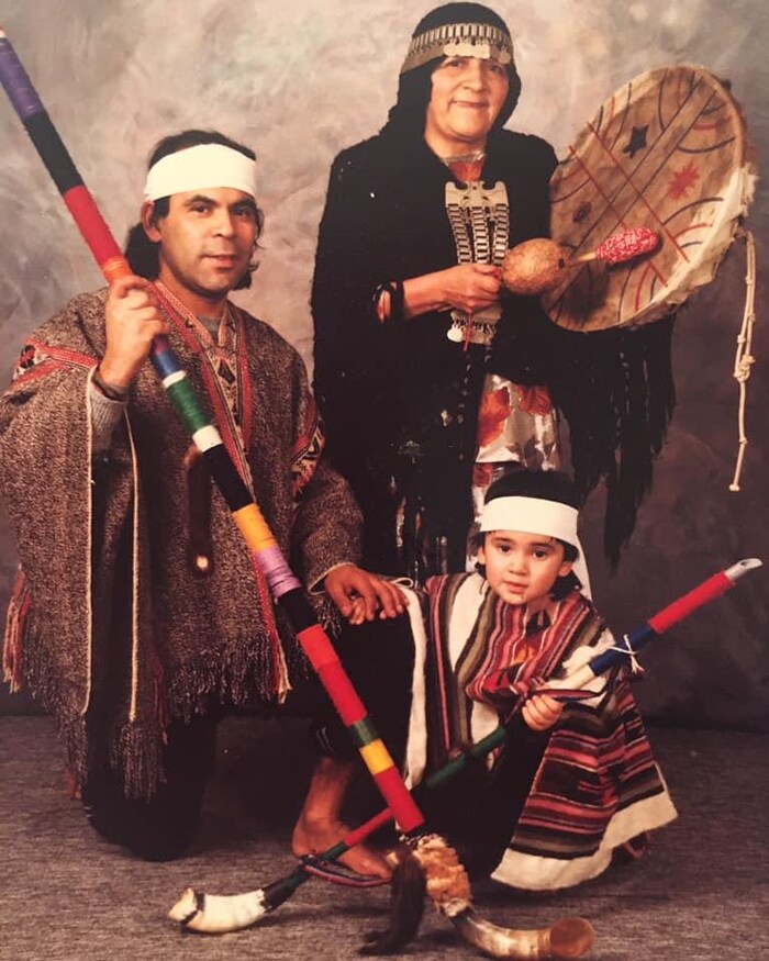 Cette photo a été prise au Canada dans les années 80 lorsque la Kuku, yayita (grand-mère) d'Akawui Riquelme est venue nous rendre visite. Son Chaw, (père) voulait que cette photo soit prise avec les costumes et les instruments (Trutruka et Kultrun) qu'il a lui-même fabriqués. "Mon vieux a grandi avec ce manque d'identité parce qu'il n'était pas bien vu", dit Akawui Riquelme.