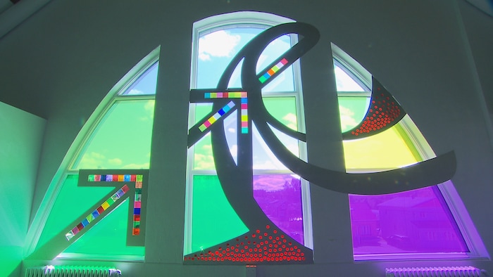 L'oeuvre d'Émilie Rondeau intégrée à la façade de l'église de Saint-Valérien