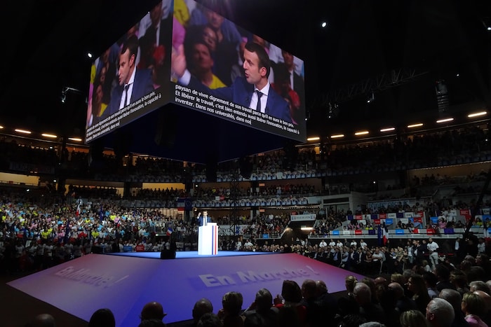 Le discours d'Emmanuel Macron ni de droite ni de gauche plaît aux jeunes.