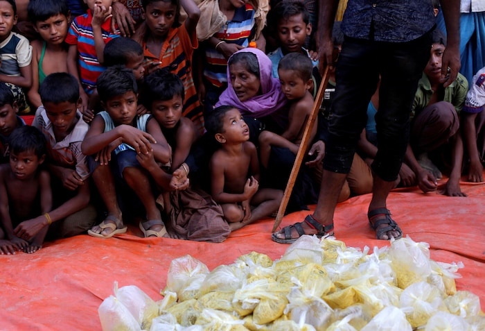 Des enfants rohingyas attendent la distribution de nourriture dans un camp de réfugiés au Bangladesh.