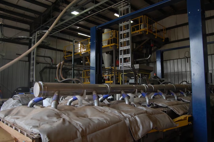 Une photo montrant l'intérieur d'une usine de production de produits à base d'insectes, en Colombie-Britannique.