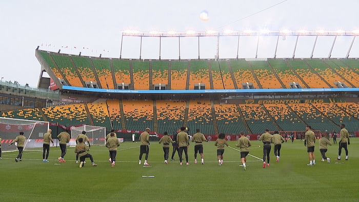 Les joueurs de l'équipe nationale de soccer du Canada s'entraînent sur la pelouse du stade du Commonwealth à Edmonton, le 31 mai 2026.