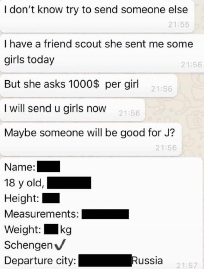 Une capture d'écran montre une conversation où un individu non identifié écrit qu'il a une amie recruteuse qui « demande 1000 $ par fille» et donne des spécifications (caviardées) sur l'une d'elles.