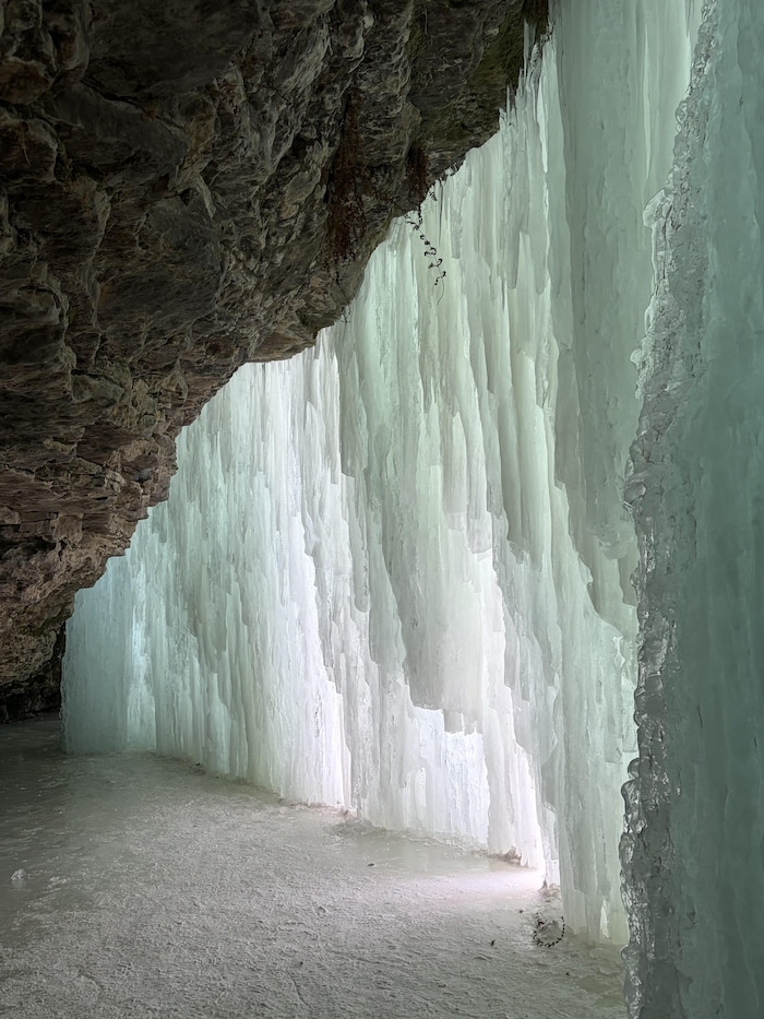 Un mur de glace dans une caverne