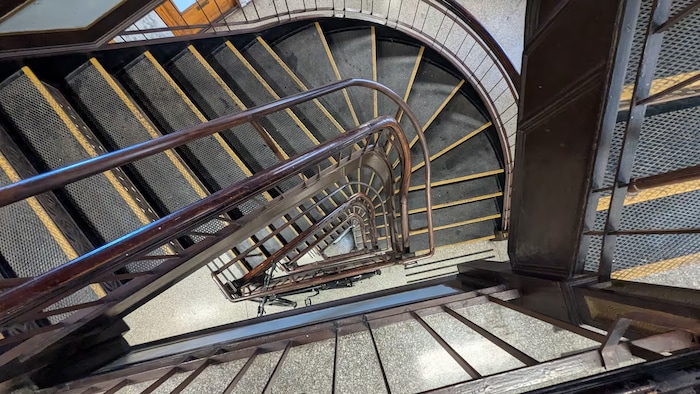 Une cage d'escalier.