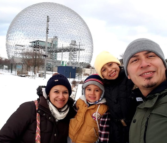 Ginna Garzón et Andrés Raigoso avec leurs enfants devant le musée de l'environnement, la Biosphère de Montréal. 