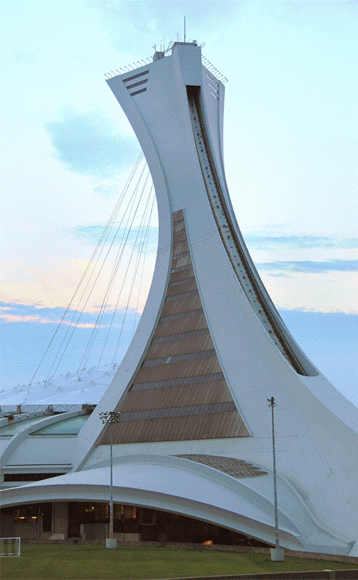 On voit la face est de la tour du stade olympique à différents moments, avant, pendant et après les travaux de réfection.