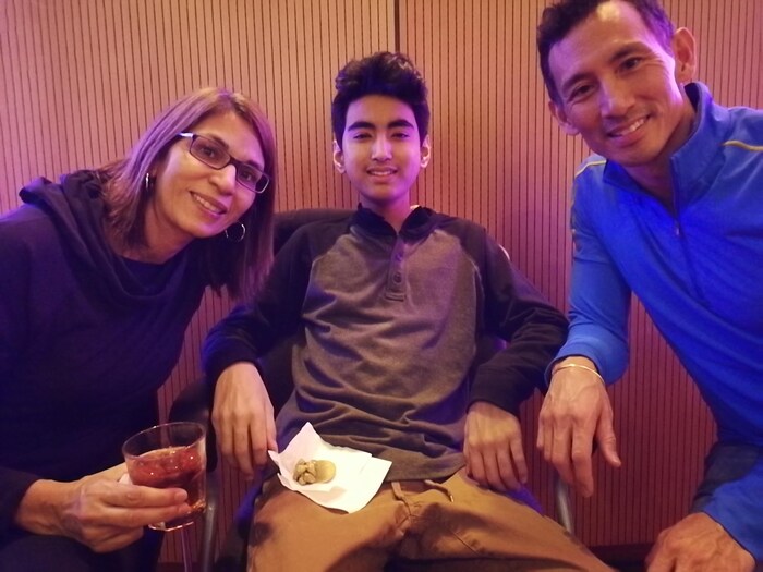 Ethan Matsuo entouré de ses parents